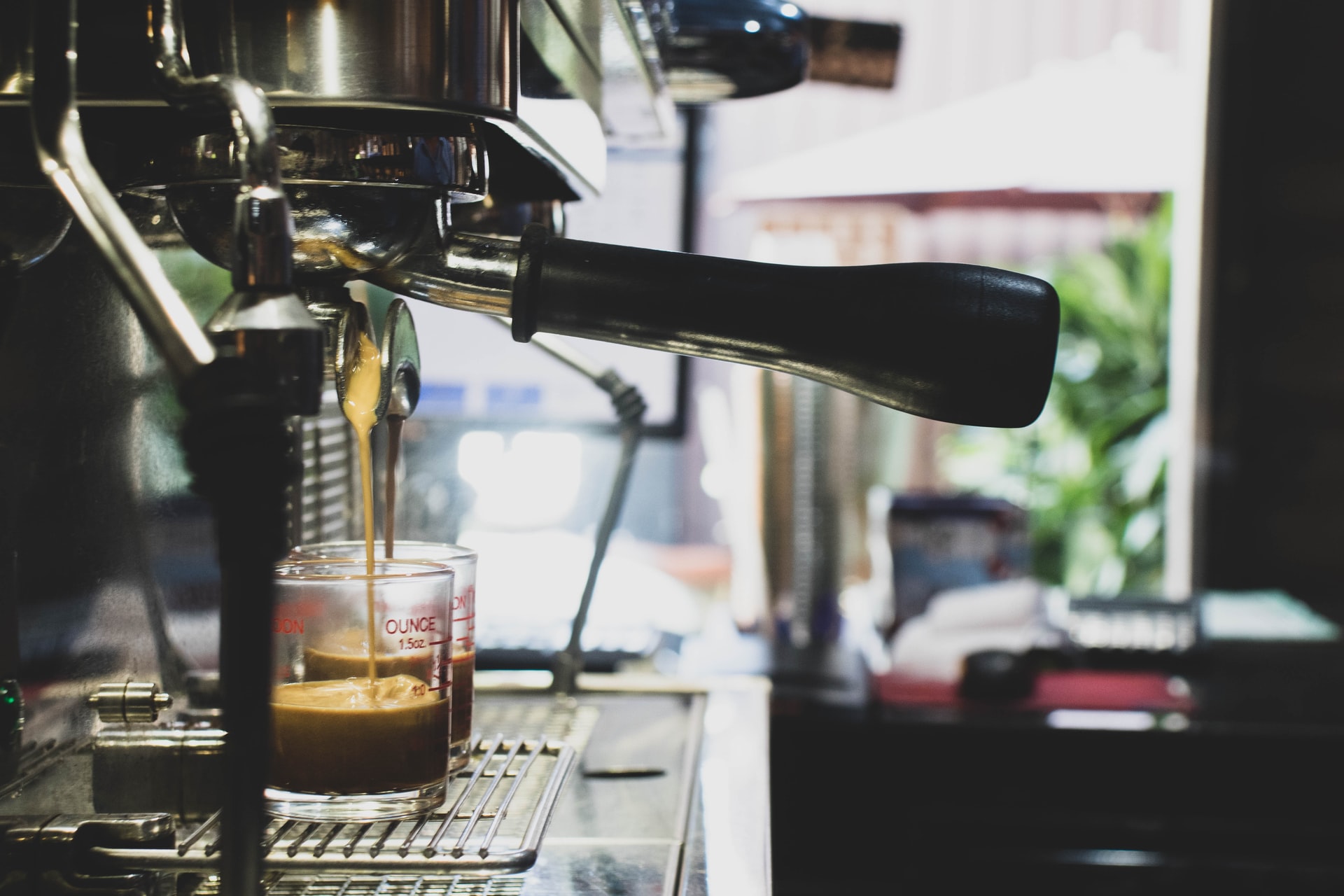 Cum alegi cel mai bun espressor de cafea automat sau manual